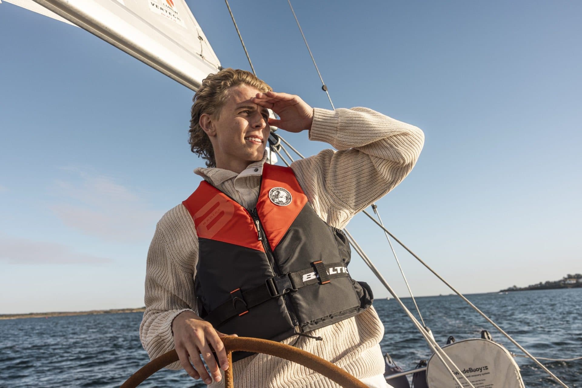 Navegador ao leme de um veleiro com colete Baltic