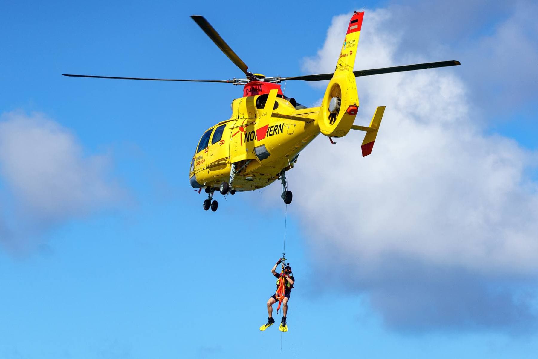 Helicóptero de busca e salvamento a içar um socorrista
